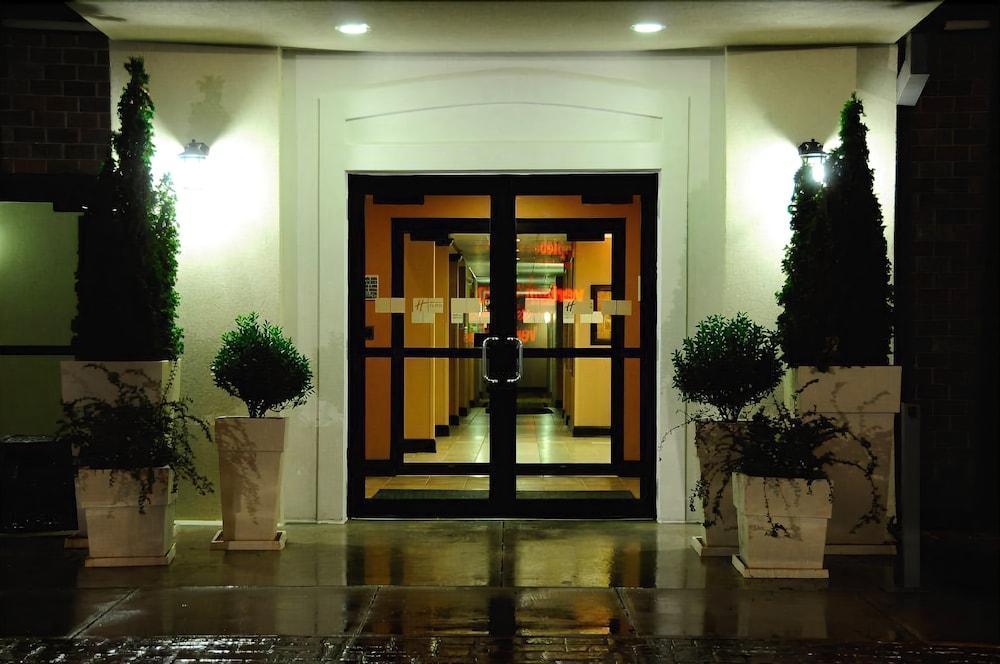Holiday Inn Express - Delafield, An Ihg Hotel Exterior photo